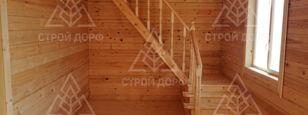 Безопасная, красивая и комфортная: выбираем лестницу для брусового дома